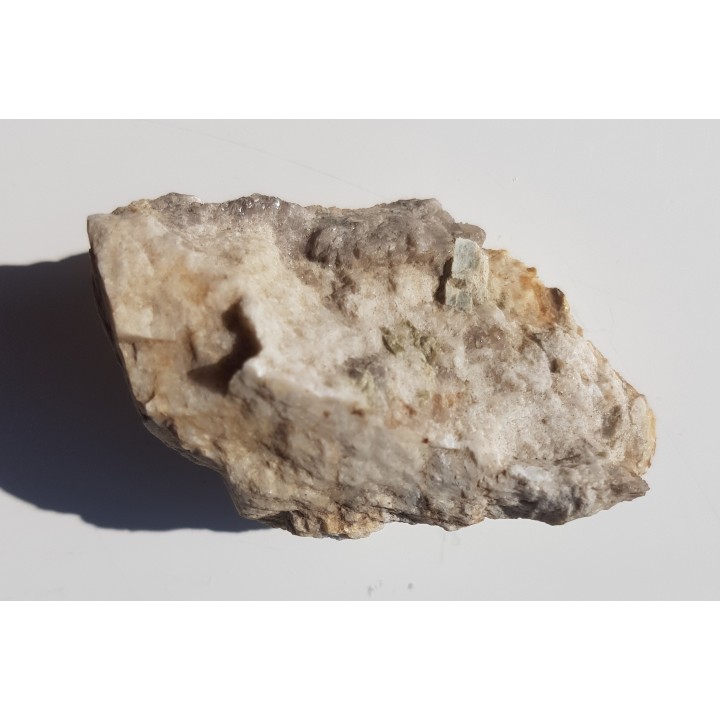 Kryształ apatytu w pegmatycie z Gór Sowich