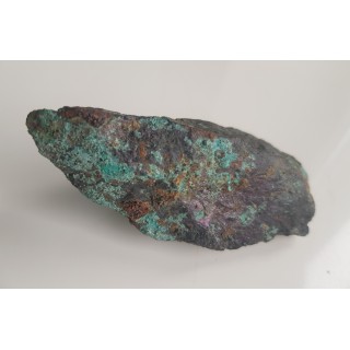 Bryłka masywnego bornitu z nalotami malachitu z Ciechanowic