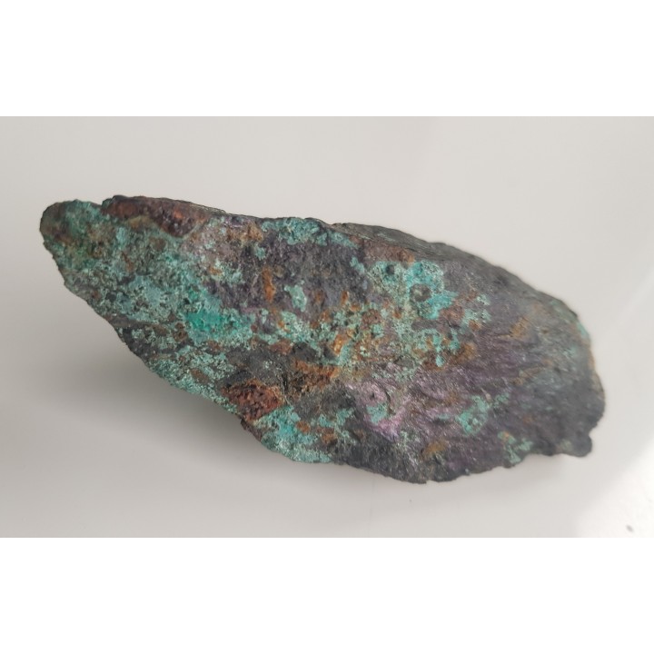 Bryłka masywnego bornitu z nalotami malachitu z Ciechanowic