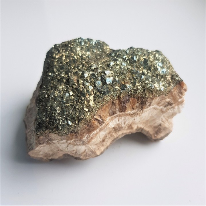 Okaz barytu pokrytego markasytem z LGOM