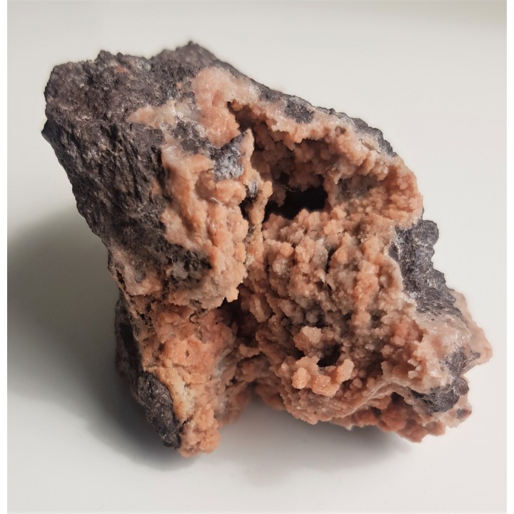 Epistilbit w pustkach melafirów z Suszyny