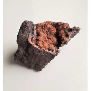 Epistilbit w pustkach melafirów z Suszyny