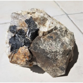 Duży kryształ mikroklinu z szerlem z Piławy Grn.