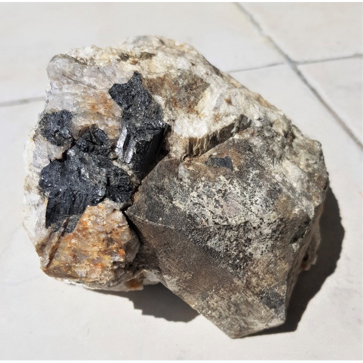 Duży kryształ mikroklinu z szerlem z Piławy Grn.