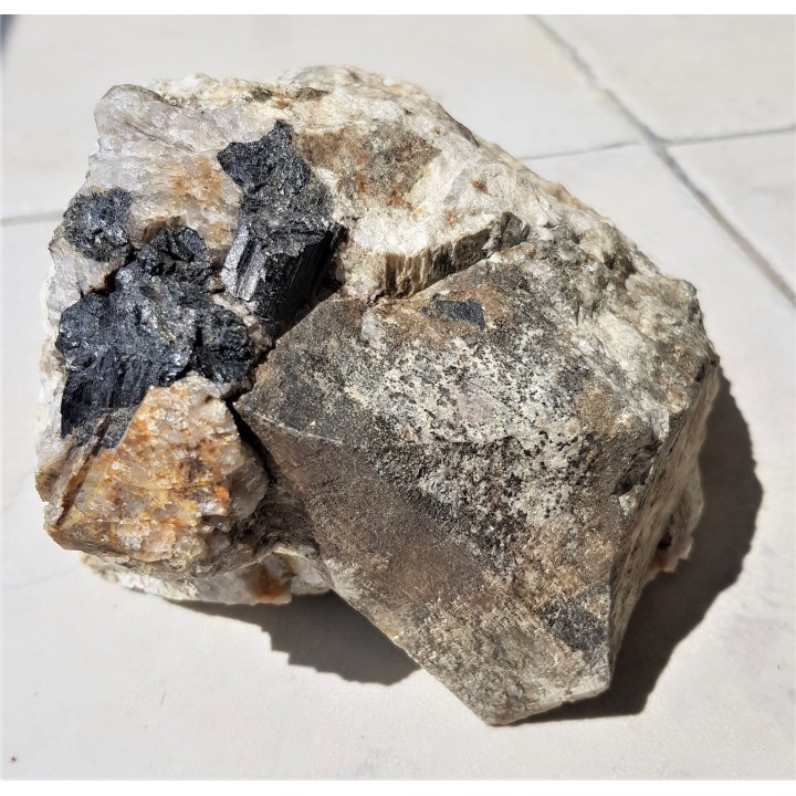 Duży kryształ mikroklinu z szerlem z Piławy Grn.