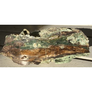 Opal z Nasławic z iryzującymi inkluzjami chryzotylu
