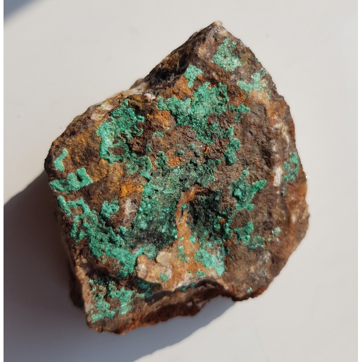 Malachit w żelaziaku brunatnym z Gór Kaczawskich