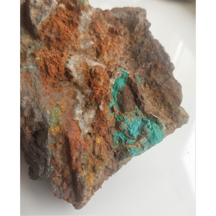 Naciekowy malachit w żyle żelaziaka brunatnego z Gór Kaczawskich