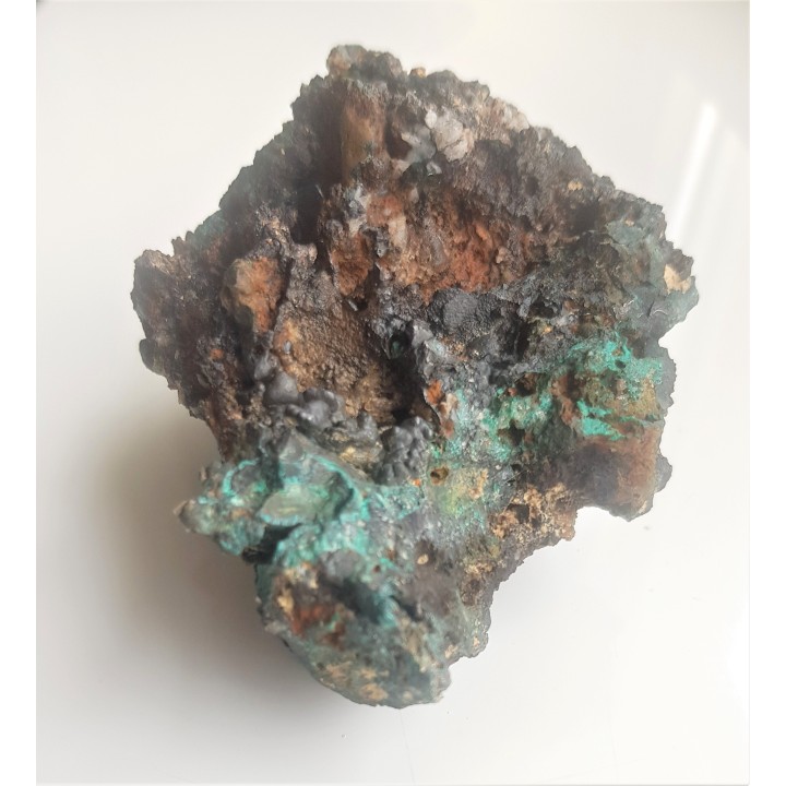 Malachit i naciekowy goethyt w żelaziaku brunatnym z Gór Kaczawskich