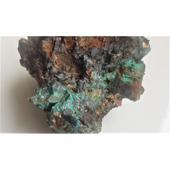 Malachit i naciekowy goethyt w żelaziaku brunatnym z Gór Kaczawskich