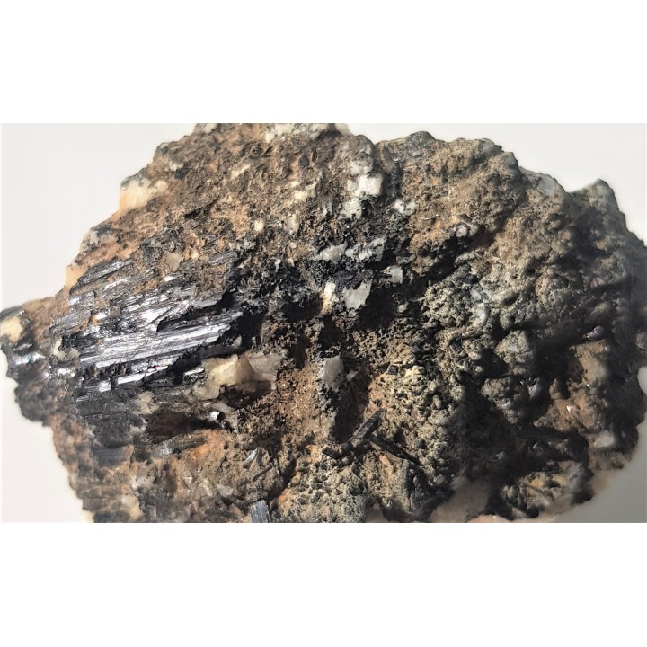 Turmaliny na szczotce skaleniowej z Łomnicy