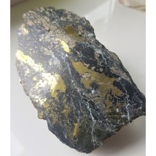 Polerowany fragment żyły kruszcowej z Miedzianki sudeckiej