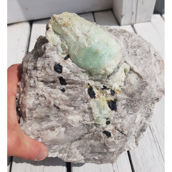 Masywny, duży kryształ berylu z Piławy Górnej