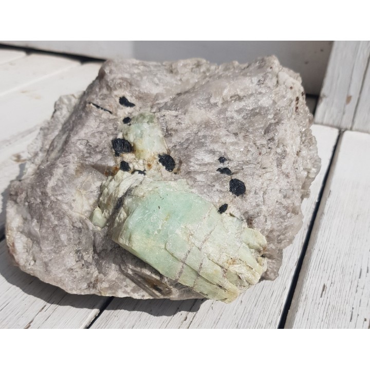 Masywny, duży kryształ berylu z Piławy Górnej