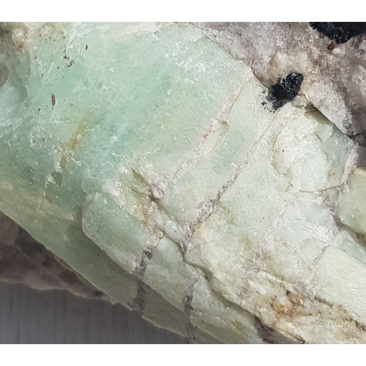 Masywny, duży kryształ berylu z Piławy Górnej