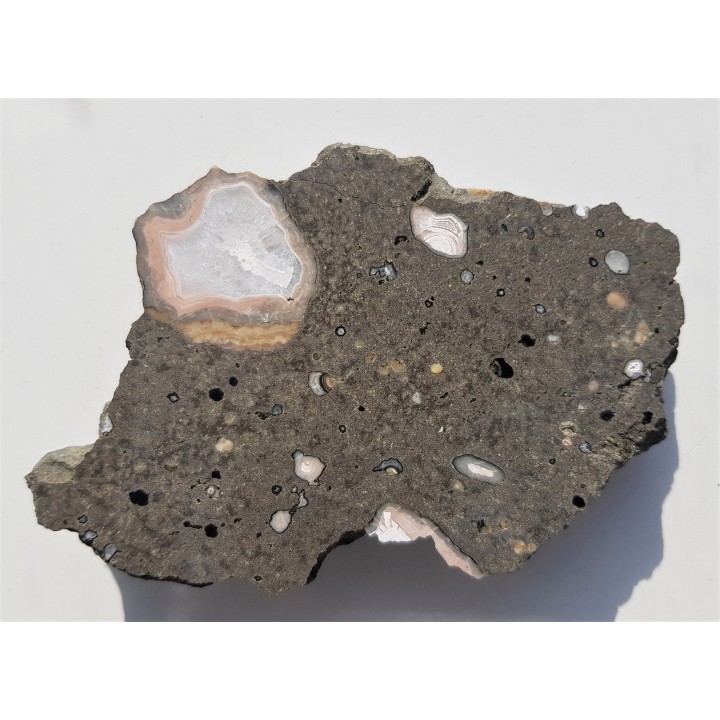 Agat z Lubiechowej w skale macierzystej