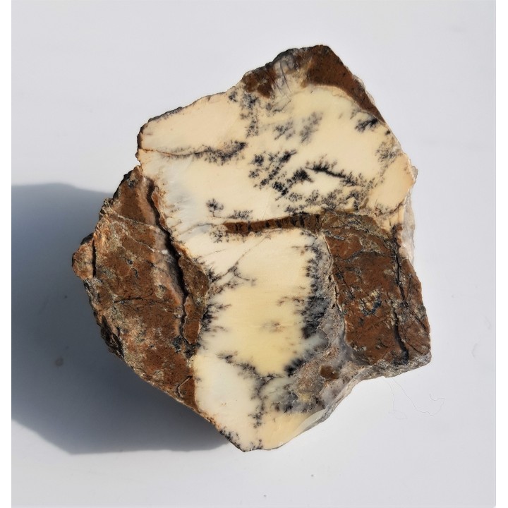 Mleczny chalcedon z czarnymi dendrytami ze Szklar