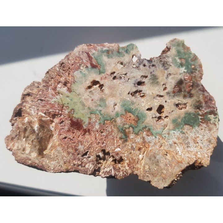 Geoda kwarcowa z pseudomorfozami i zieloną strefą z Sokołowca