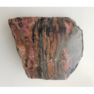 Polerowany okaz rodonitu z Iacobeni w Rumunii