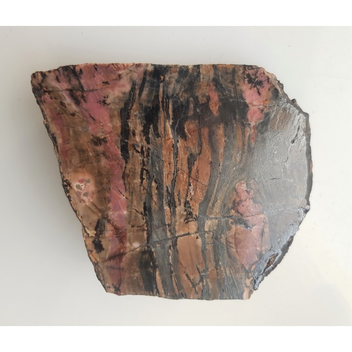 Polerowany okaz rodonitu z Iacobeni w Rumunii