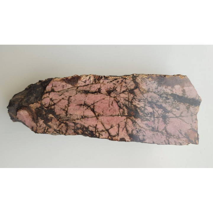 Polerowany okaz rodonitu z Iacobeni w Rumunii