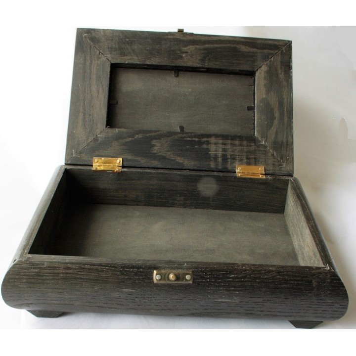 Szkatuła z dębu czarnego (bog oak, Mooreiche) z jurajskim amonitem