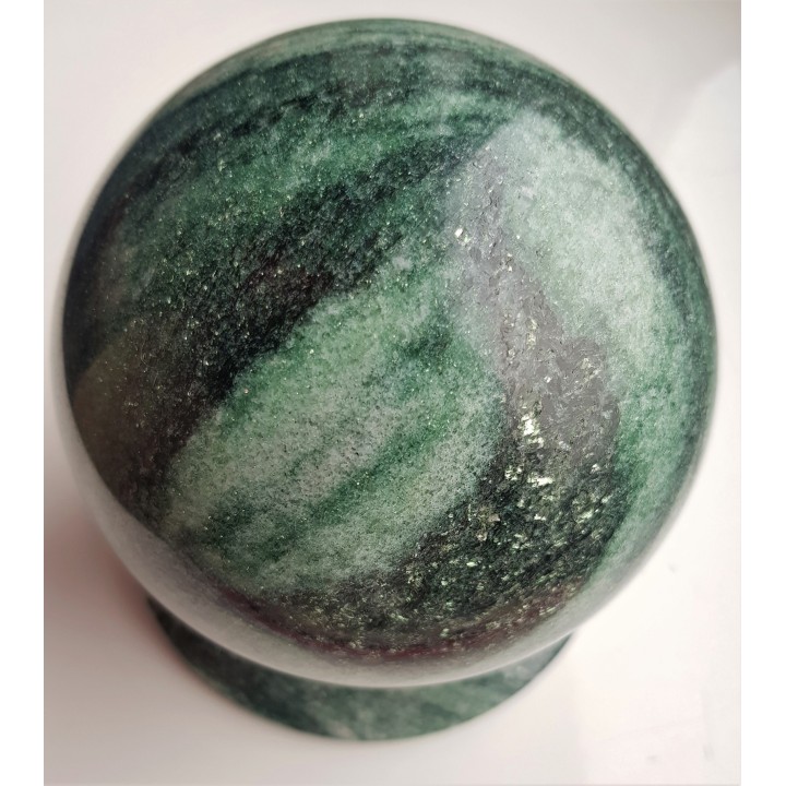 Polerowana kula z unikatowej skały - gnejsu z fuchsytem