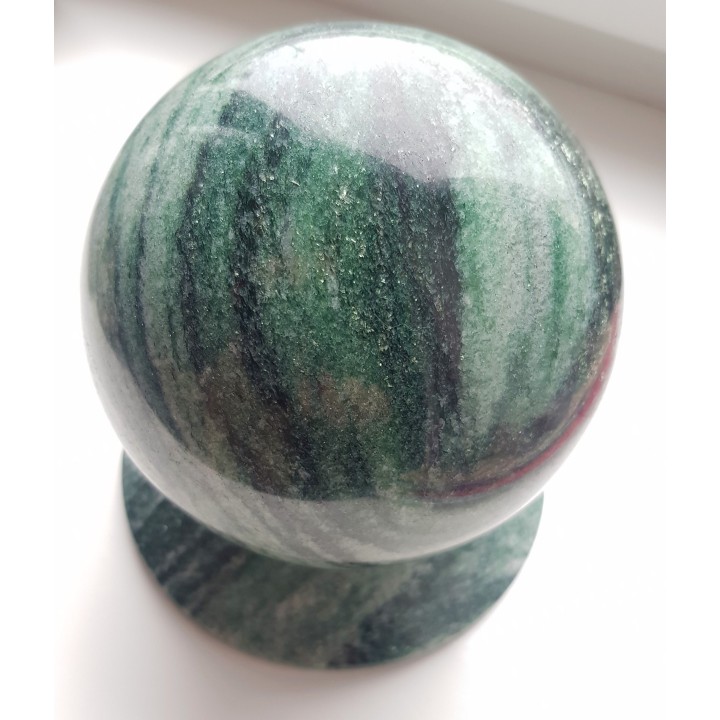 Polerowana kula z unikatowej skały - gnejsu z fuchsytem