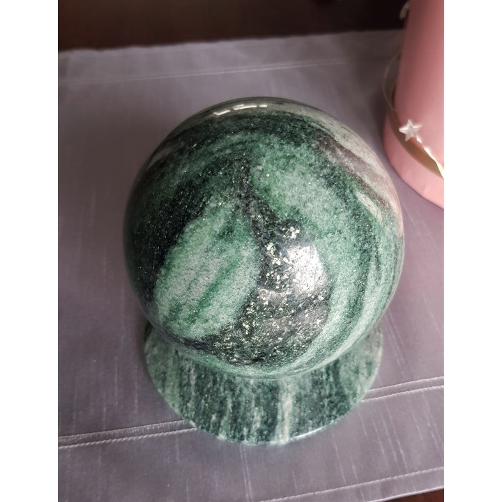 Polerowana kula z unikatowej skały - gnejsu z fuchsytem