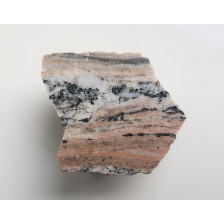 Skała z wrostkami brązowego turmalinu ze złoża Budniki k. Kowar