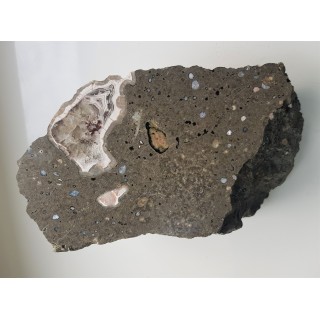 Agat z Lubiechowej w skale macierzystej