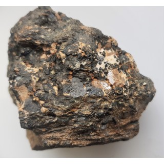 Kryształy tytanitu w grubokrystalicznym amfibolicie z Gór Sowich