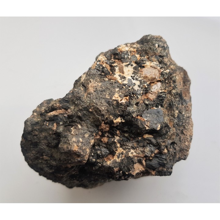 Kryształy tytanitu w grubokrystalicznym amfibolicie z Gór Sowich