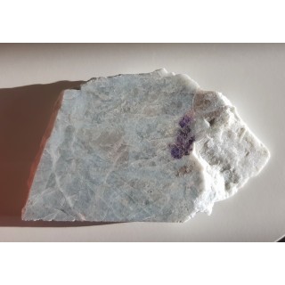 Płytka błękitnego albitu z Piławy Górnej