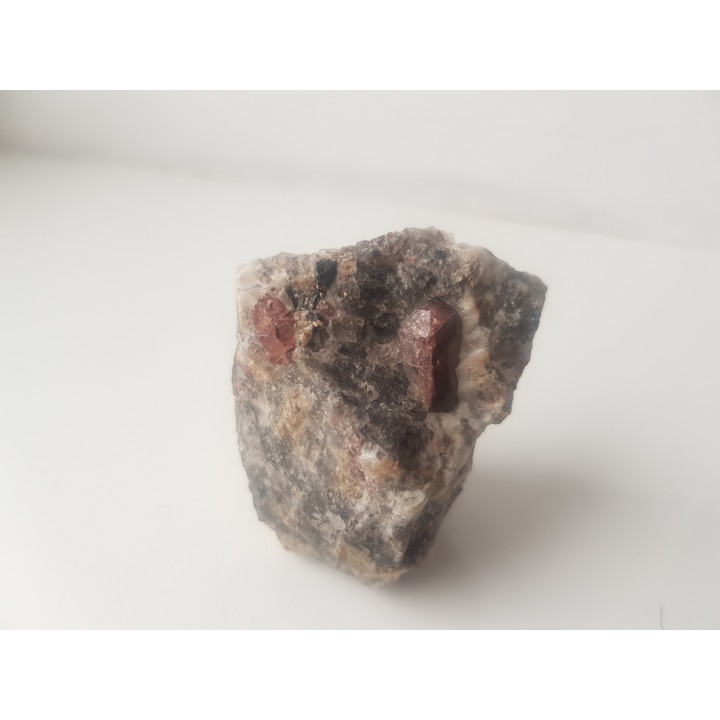 Piękny kryształ cyrkonu w pegmatycie z Madagaskaru