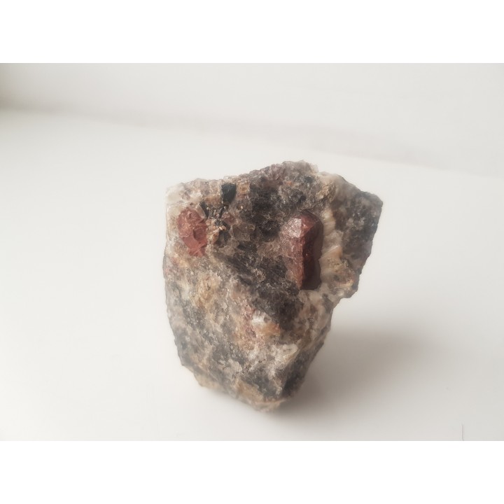 Piękny kryształ cyrkonu w pegmatycie z Madagaskaru