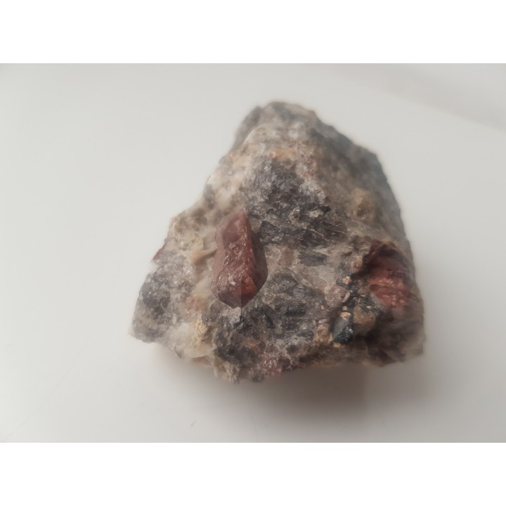 Piękny kryształ cyrkonu w pegmatycie z Madagaskaru