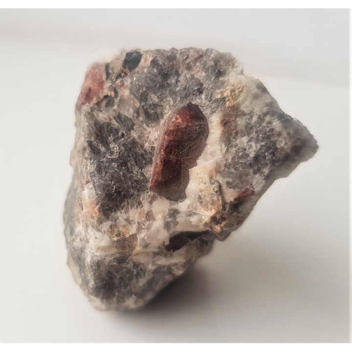 Piękny kryształ cyrkonu w pegmatycie z Madagaskaru