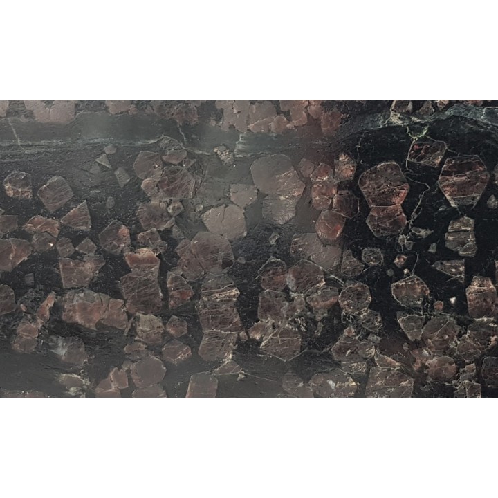 Polerowany okaz granatów w łupku