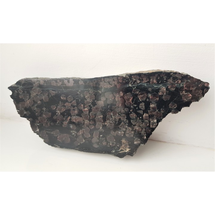 Polerowany okaz granatów w łupku