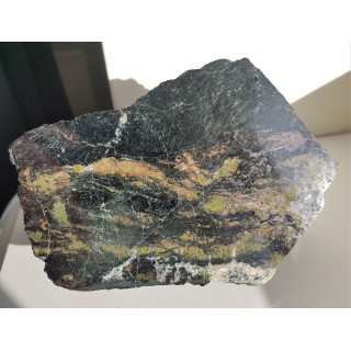 Ozdobna skała z epidotem i hornblendą z Kowar