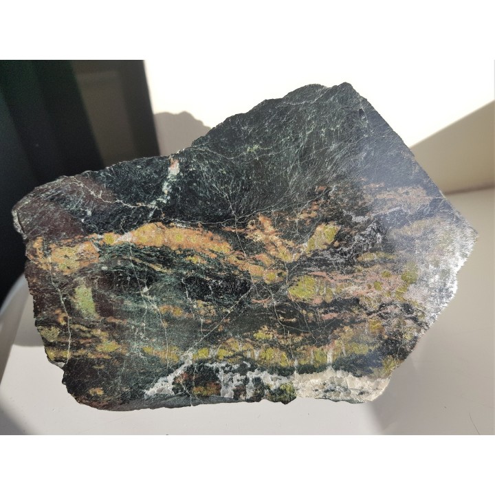 Ozdobna skała z epidotem i hornblendą z Kowar