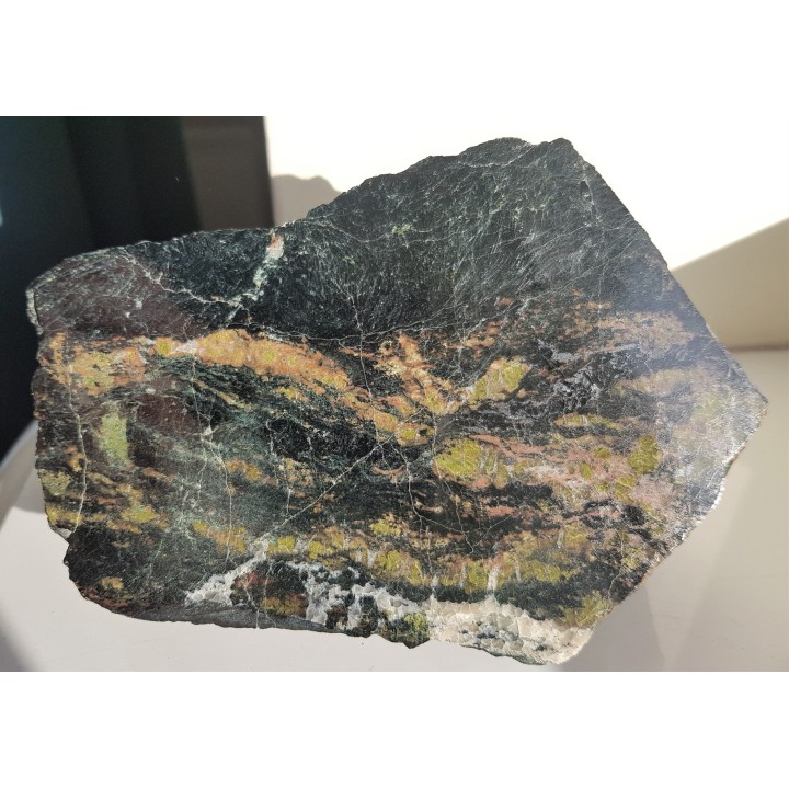 Ozdobna skała z epidotem i hornblendą z Kowar