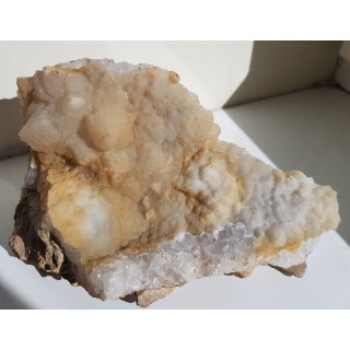 Pustka w dolomicie ze Sławniowic z kryształami kwarcu