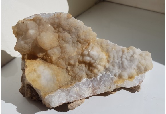 Pustka w dolomicie ze Sławniowic z kryształami kwarcu
