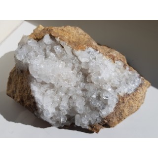 Pustka w dolomicie ze Sławniowic z kryształami kalcytu