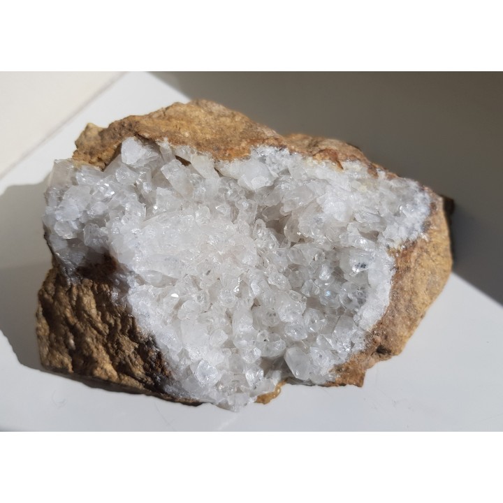 Pustka w dolomicie ze Sławniowic z kryształami kalcytu