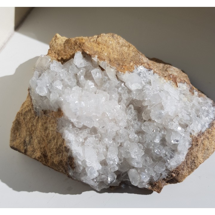 Pustka w dolomicie ze Sławniowic z kryształami kalcytu