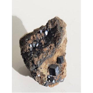 Idealnie, ostro wykształcone kryształy magnetytu z Miedzianki