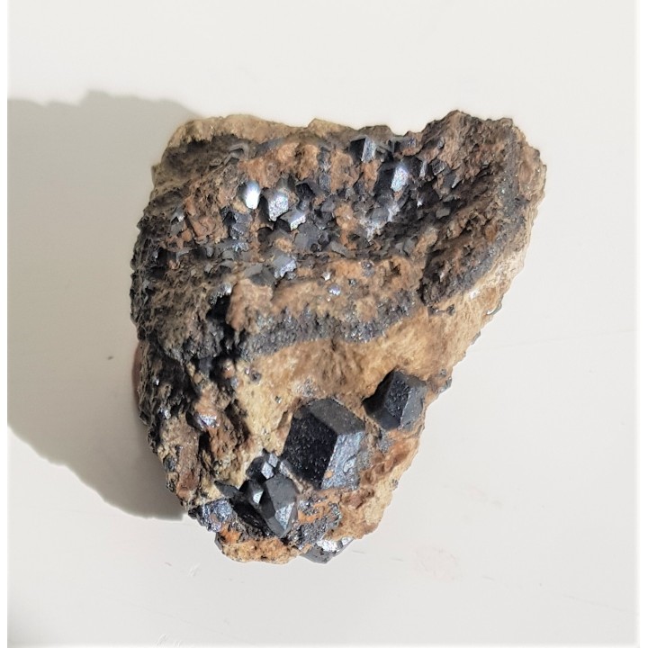 Idealnie, ostro wykształcone kryształy magnetytu z Miedzianki